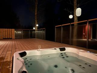 Log cabin with hot tub and views - 0