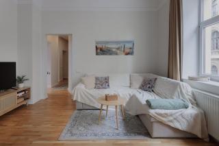Vintage Charm Flat by Old Town & Freedom Monument - 2