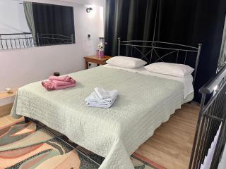 Chic & Cozy Apartment in Gazi, Athens - 8