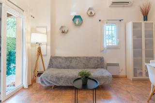 Charming 2 bedroom House With Pool - 6