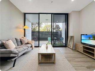 Resort style Sydney Olympic Park Prime Location - 8