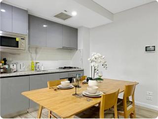 Resort style Sydney Olympic Park Prime Location - 5