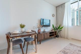 Walking Distance to Bay Avenue Mall, 5 Minutes Drive to Downtown Dubai, Close to Metro Station, With Canal View, The Cosmopolitan, Business Bay by Deluxe Holiday Homes - 9