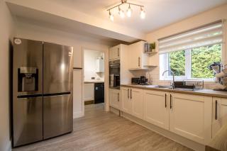 Beautiful and Cosy 4-bed Home in Milton Keynes by Renzo, Driveway, Close to M1 - 3