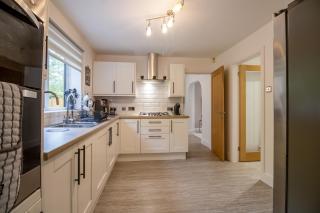 Beautiful and Cosy 4-bed Home in Milton Keynes by Renzo, Driveway, Close to M1 - Milton Keynes - 6