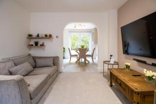 Beautiful and Cosy 4-bed Home in Milton Keynes by Renzo, Driveway, Close to M1 - 9