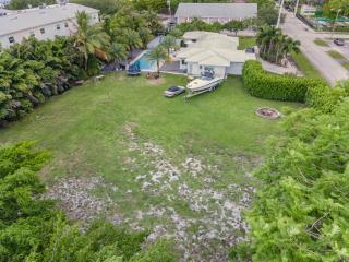 4BR Jacuzzi, Heated Pool and Full-Size Ball Courts - 5
