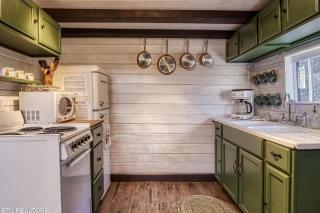 Little Cove Cabin - Romantic Cabin with Outdoor Firepit - 8
