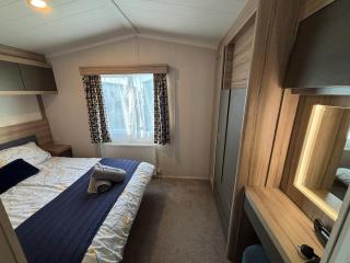 Sunnymede A6 Fantasy Island with HOT TUB - Meadow Lakes Caravan Hire - 9