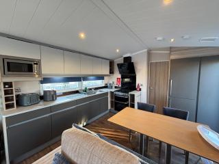 Sunnymede A6 Fantasy Island with HOT TUB - Meadow Lakes Caravan Hire - 5