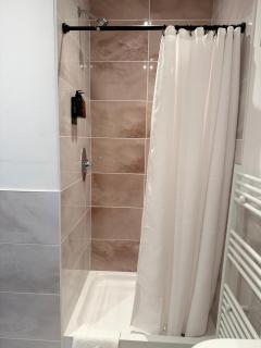 NEW 2 Bed Town Centre Secure Free Parking - 9