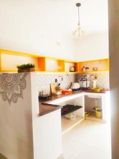 DREAMYcosy 2bhk, Just 6 mins to Whitetown & Beach TOPEZ - 1