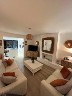 Spacious 4BR 2 baths House, Near Canary Wharf DLR Access - 0