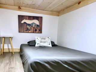 Modern Gem w/Spacious Deck, Swinging bed, Hot Tub - 6