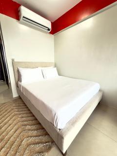 Studio Suite with Queen Bed and Mountain View beside Abreeza Mall - 4