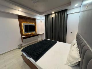 Omaxe hazratganj - 8