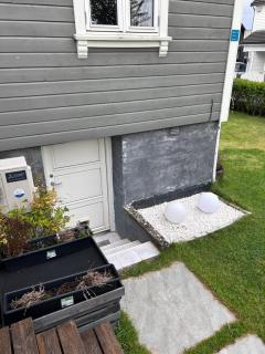 liten leiligheten uten soverommet,sovesofa i stuen , i kjelleren - 9