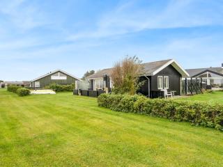 Holiday Home Snioulf - 10m from the sea by Interhome - 6