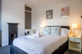 Immaculate 4-bed Home in Northampton by Renzo, Perfect for Contractors, Sleeps 7! - 0