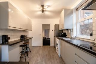 Immaculate 4-bed Home in Northampton by Renzo, Perfect for Contractors, Sleeps 7! - Kingsthorpe - 4