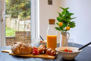 Immaculate 4-bed Home in Northampton by Renzo, Perfect for Contractors, Sleeps 7! - 2