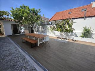 Spacious 3BR - Fireplace, garden studio and surfboards - 6