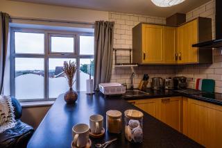 Luxury 1st floor modern flat, close to city with free parking - 9