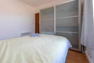 Luxury 1st floor modern flat, close to city with free parking - 8