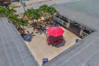 Remodeled Pet Friendly Condo in Madeira Beach, 1 Block to Beach Access! Fall Promo for Mondays & Thursdays! - 1