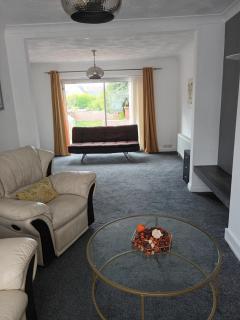 Comfortable 3 Bedroom House in Ipswich with Parking Sleeps up to 5 - 8