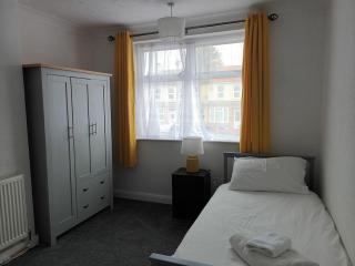 Comfortable 3 Bedroom House in Ipswich with Parking Sleeps up to 5 - 1