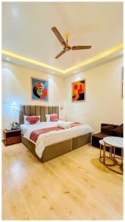 HOTEL New B-a-n-a-r-a-s # Palace Near Kashi Vishwanath Temple - Providing Air Conditioned And Well Decorated Rooms With Free Wi-fi - Best Hotel In Varanasi - 0
