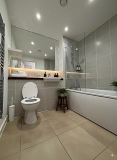 Modern 2-Bedroom Flat with Balcony - 1