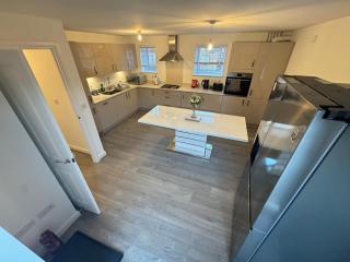 Detached 4BR House - Private Garden, Garage & Parking - Perfect for Long Stays, Families, Contractors - 2