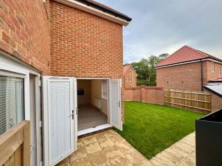Detached 4BR House - Private Garden, Garage & Parking - Perfect for Long Stays, Families, Contractors - 8