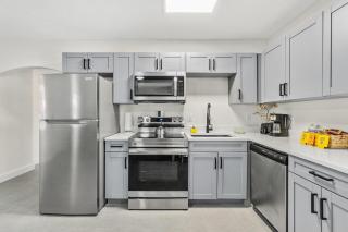 2 BR, Remodeled Pet Friendly Condo, 1 Block to Beach Access, Walkable to Restaurants! Fall Promo for Mondays & Thursdays! - 5