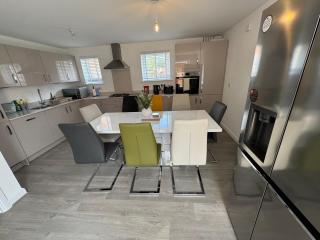 Detached 4BR House - Private Garden, Garage & Parking - Perfect for Long Stays, Families, Contractors - 5