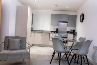 The Central suites Luxury 2BR Apartment Central Manchester Long Stays Welcome - Manchester - 9