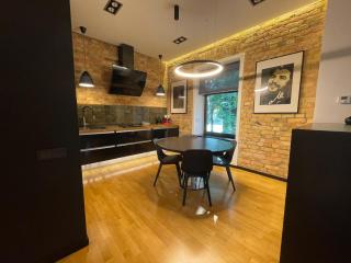 Downtown Retreat Loft-Industrial Studio - 3