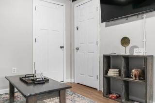 Broadmoor Bungalow - Unit B - 4