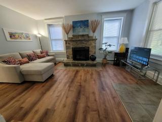 Cozy 2-BR Retreat Private Parking Near Downtown - 3