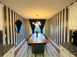 Family Movie and Game Room 2 King 5 Queen and 2 Twin Beds - 9