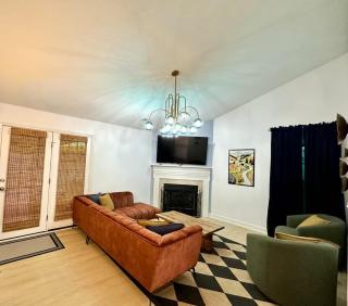 Family Movie and Game Room 2 King 5 Queen and 2 Twin Beds - 3