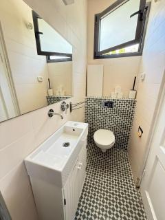 Royal Retreat 6 Luxury Suites Villa & Pool - 3