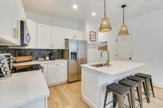 2 Mi to UT Modern Retreat with Covered Porch - 3