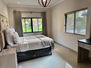 Casa 4 Bedroom house with Solar and Borehole water - 3