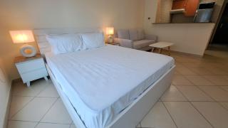 DRUVYA HOLIDAY HOMES, Marina Diamond 1, Close to Sobha Realty Metro 3 min walkable - 6