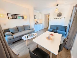 Avec 2 Balcons Vue sur la Piscine et Parking Gratuit privé - 1