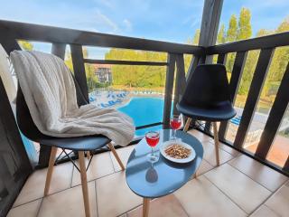 Avec 2 Balcons Vue sur la Piscine et Parking Gratuit privé - 7
