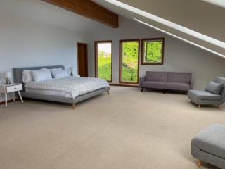 Riverside retreat with stunning views, historic charm - Coastal adventure awaits - 2